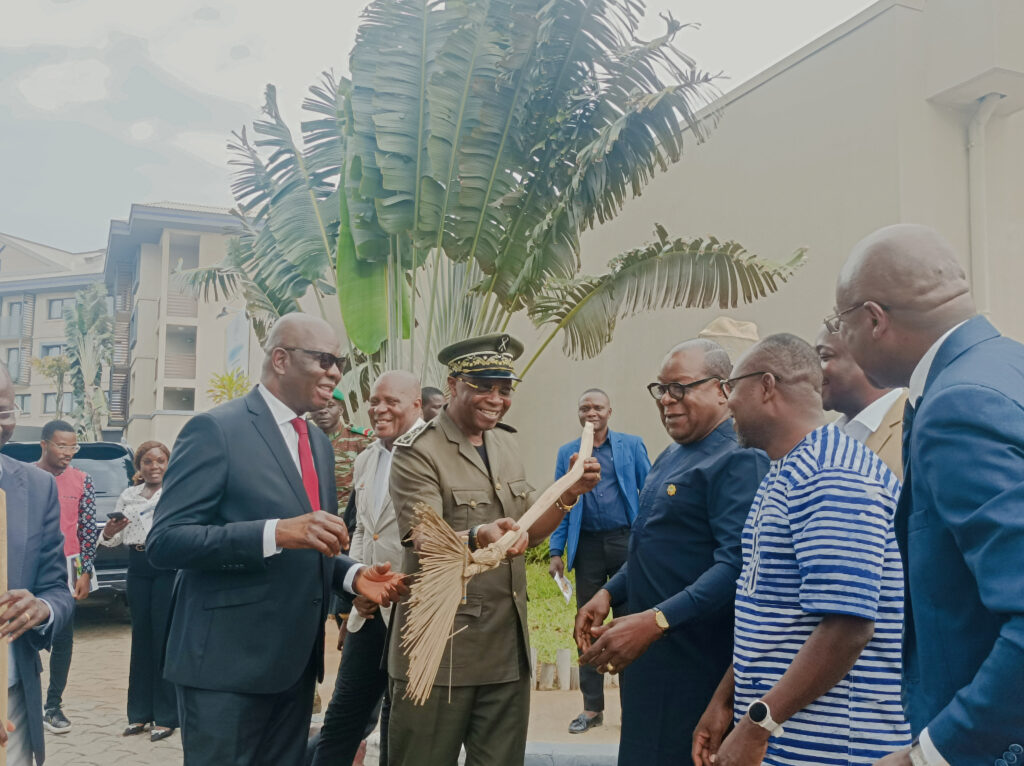 Le projet, qui s'étend sur les 13 arrondissements de Cotonou, a été inauguré en présence du préfet du Littoral, du représentant du ministère du Cadre de Vie et du Développement Durable, et de nombreuses autres personnalités. Le maire de Cotonou, présent à l'événement, a salué cette initiative en déclarant : "Cette initiative est louable, car la salubrité est un défi majeur pour le développement durable de notre commune."