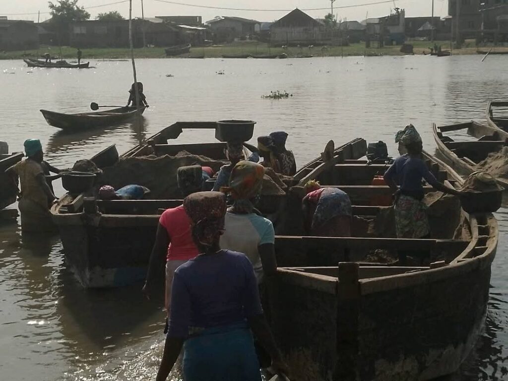 Article : Le commerce du sable fluvial dans la vallée de l&rsquo;ouémé : une activité économique cruciale